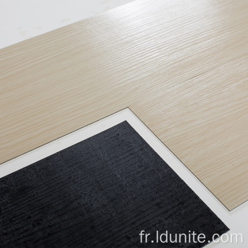 Tiles de revêtement de sol en vinyle résilient auto-adhésif